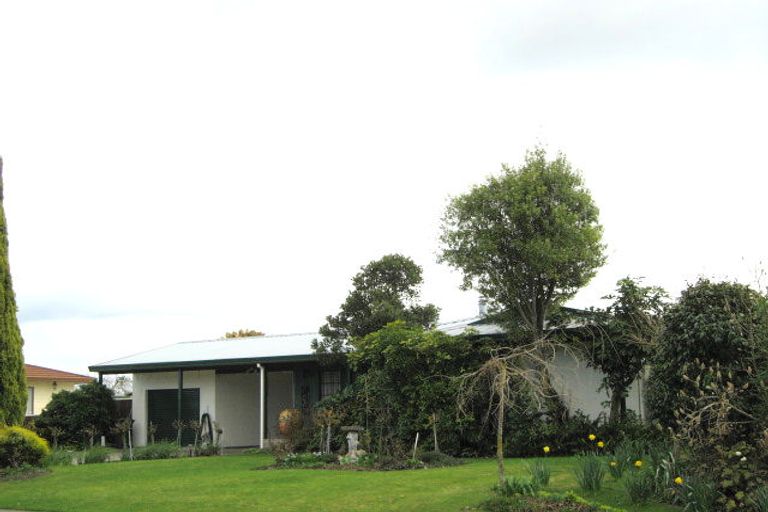 Photo of property in 11 Deakin Place, Clive, 4102
