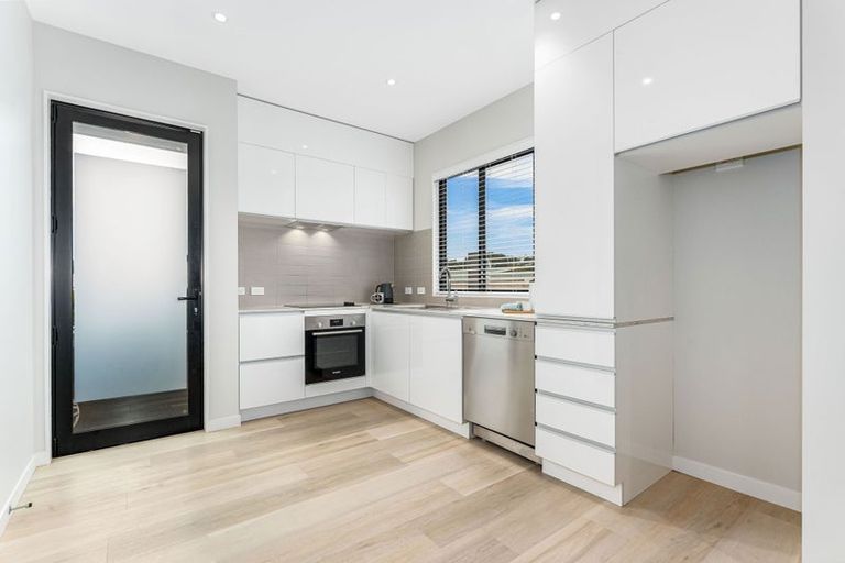 Photo of property in 5/6 Oswald Crescent, Paparangi, Wellington, 6037