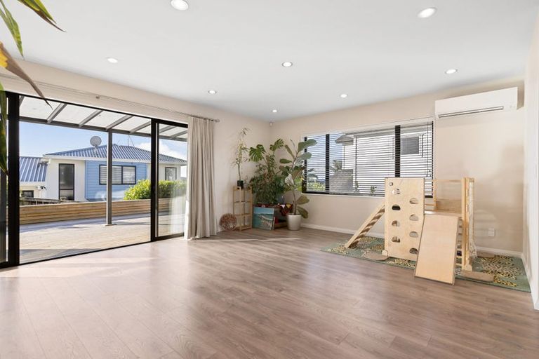 Photo of property in 11 Matisse Drive, West Harbour, Auckland, 0618
