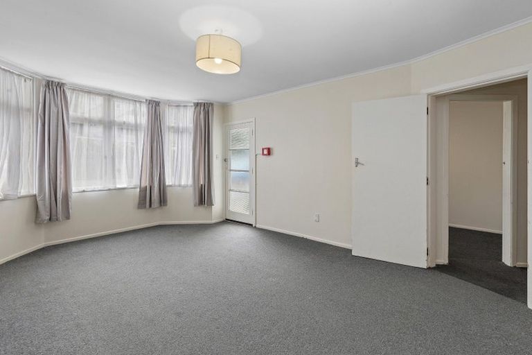 Photo of property in 87 Queens Drive, Lyall Bay, Wellington, 6022