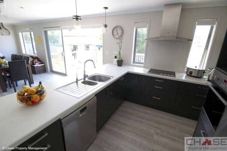 Photo of property in 16a Holiday Road, Stanmore Bay, Whangaparaoa, 0932