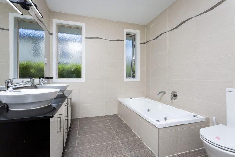 Photo of property in 8 Hornbill Drive, Fairview Heights, Auckland, 0632