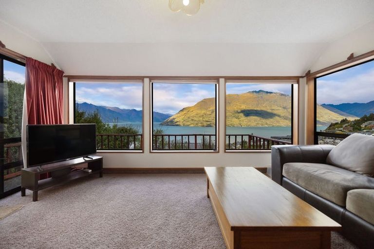 Photo of property in 68 Wynyard Crescent, Fernhill, Queenstown, 9300