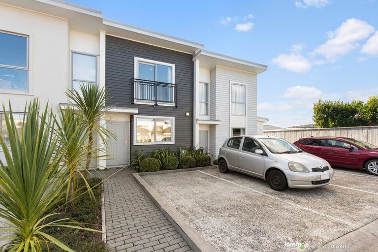Photo of property in 32u2 Dr Taylor Terrace, Johnsonville, Wellington, 6037