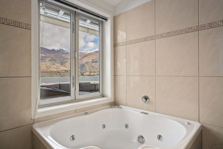 Photo of property in Lakeview Heights, 2/124 Lismore Street, Wanaka, 9305