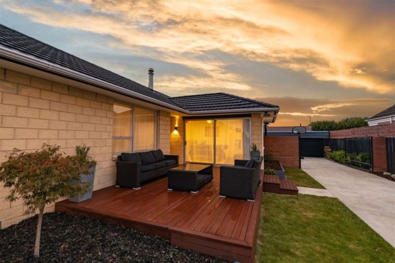Photo of property in 32 Inwoods Road, Parklands, Christchurch, 8083