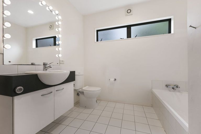 Photo of property in 30 Glenwood Avenue, Birkenhead, Auckland, 0626