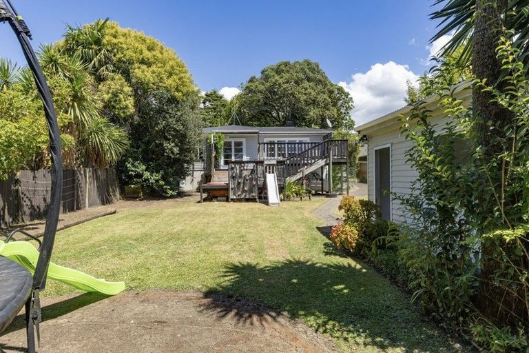 Photo of property in 25 Taipari Road, Te Atatu Peninsula, Auckland, 0610