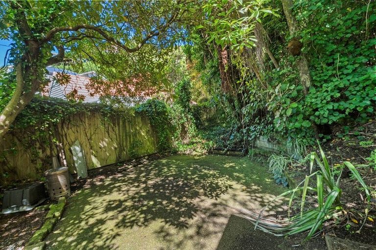 Photo of property in 21 Northland Road, Northland, Wellington, 6012