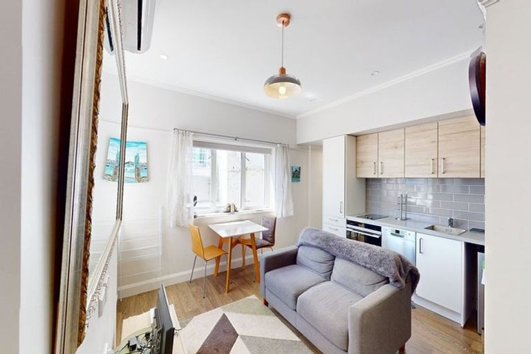 Photo of property in Fountain Court, 48u2 Oriental Parade, Oriental Bay, Wellington, 6011