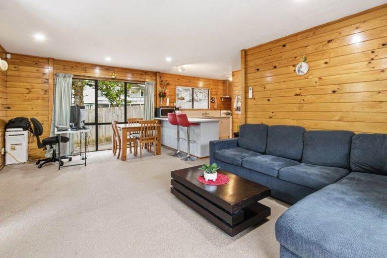 Photo of property in 94a Newlands Road, Newlands, Wellington, 6037