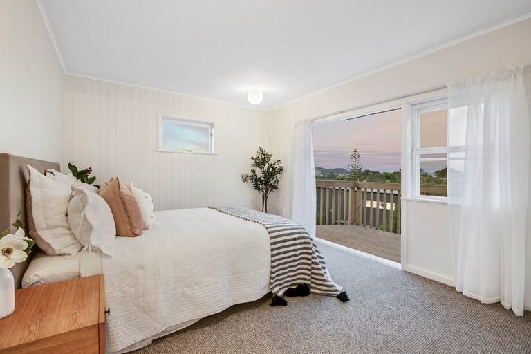 Photo of property in 3 Moffat Road, Red Beach, 0932