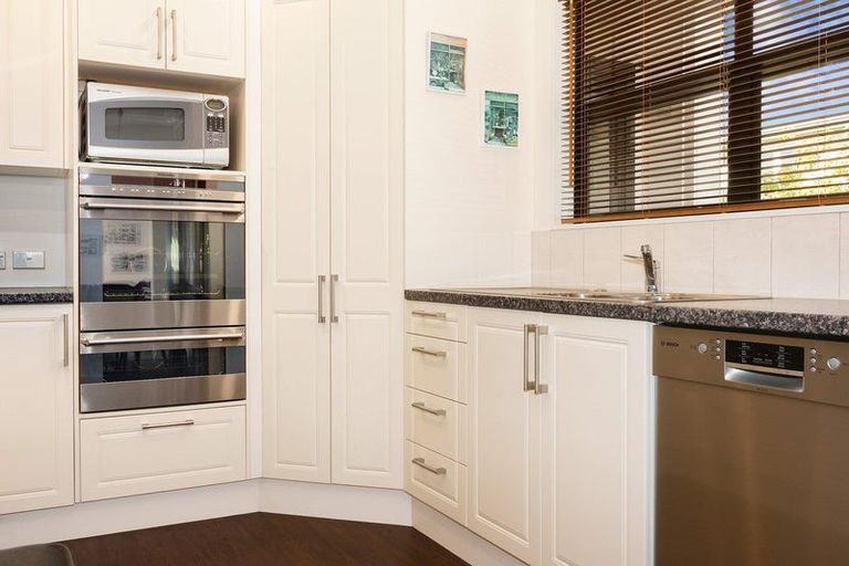 Photo of property in 68 Kiwi Crescent, Tawa, Wellington, 5028