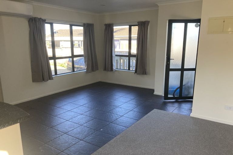 Photo of property in 102 Kemp Road, Massey, Auckland, 0614