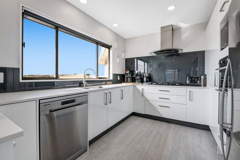 Photo of property in 18 Roseville Road, Gulf Harbour, Whangaparaoa, 0930