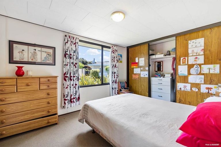 Photo of property in 15 Kotinga Avenue, Glen Eden, Auckland, 0602