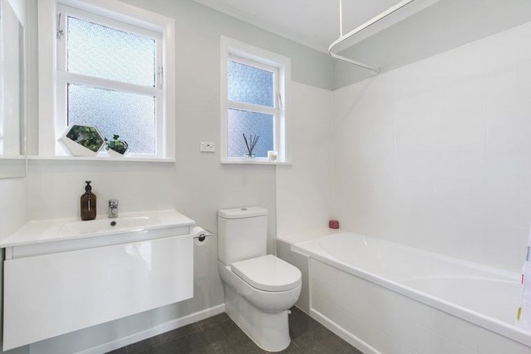 Photo of property in 10 Gladfield Lane, Te Atatu Peninsula, Auckland, 0610