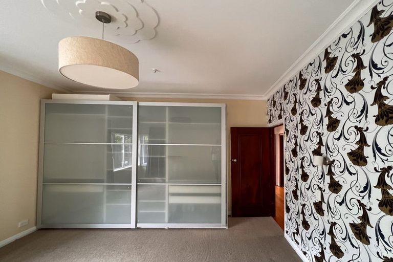 Photo of property in 123 Queens Drive, Lyall Bay, Wellington, 6022