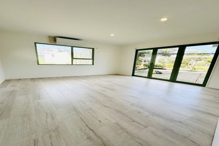 Photo of property in 1413 Whangaparaoa Road, Army Bay, Whangaparaoa, 0930