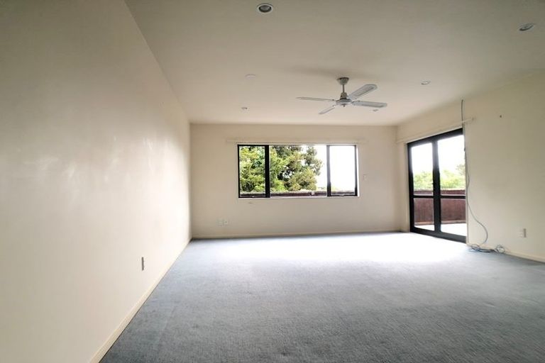 Photo of property in 12 Springwater Vale, Unsworth Heights, Auckland, 0632