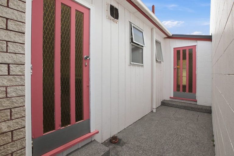 Photo of property in 14 Huatoki Street, Vogeltown, New Plymouth, 4310