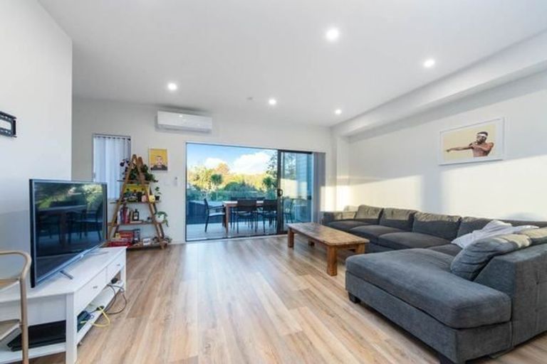 Photo of property in 2b Kororo Street, Northcote, Auckland, 0627