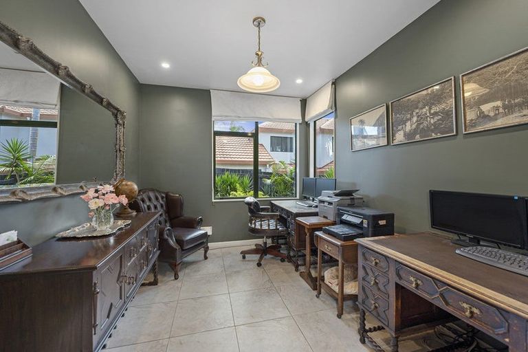 Photo of property in 28 Tyrico Close, Unsworth Heights, Auckland, 0632