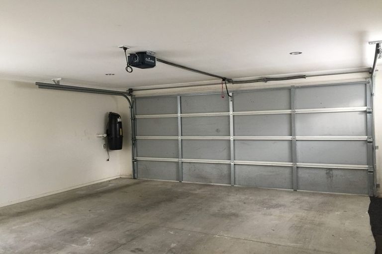 Photo of property in 8a The Rosebowl, Sunnyhills, Auckland, 2010