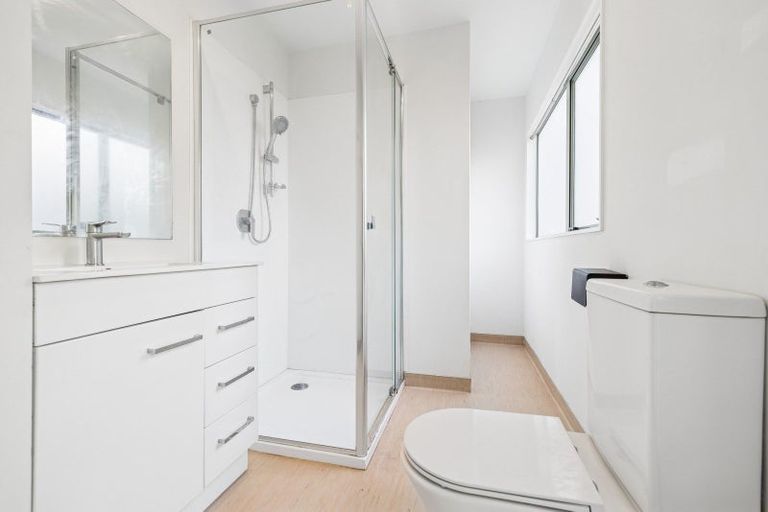 Photo of property in 2/8 Tallington Crescent, Torbay, Auckland, 0630