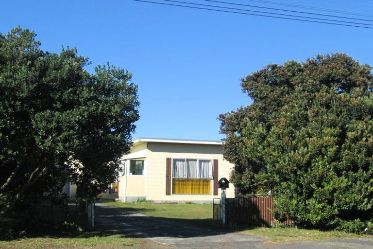 Photo of property in 10 Mahoe Street, Otaki Beach, Otaki, 5512