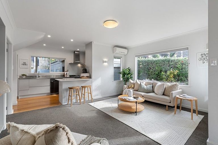 Photo of property in 318 Queens Drive, Lyall Bay, Wellington, 6022