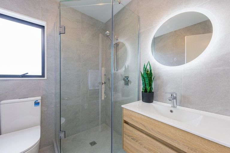 Photo of property in 13 Edgerton Road, Te Atatu Peninsula, Auckland, 0610