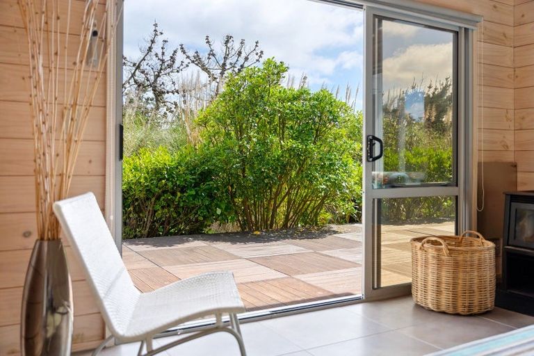 Photo of property in 32 Reay Mackay Grove, Waikawa Beach, Manakau, 5573