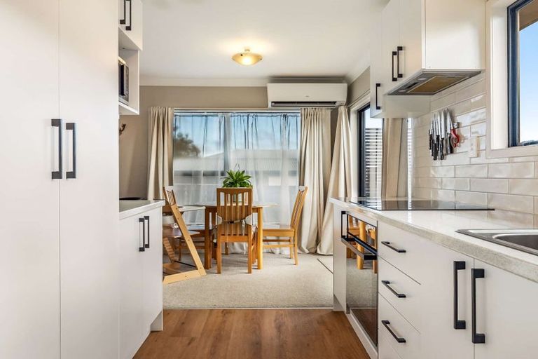 Photo of property in 2 Laura Street, Kelston, Auckland, 0602