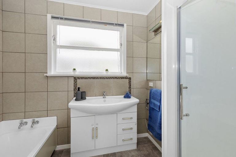 Photo of property in 2 Whirinaki Crescent, Heretaunga, Upper Hutt, 5018