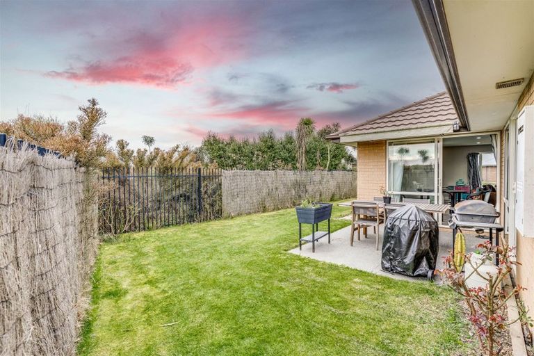 Photo of property in 17 Dunaverty Place, Broomfield, Christchurch, 8042