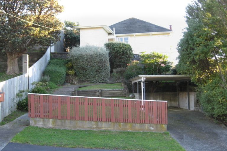 Photo of property in 16 Lyndfield Lane, Newlands, Wellington, 6037