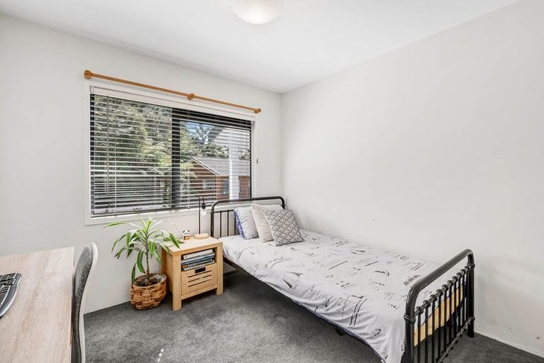 Photo of property in 2/8 Heatherleigh Rise, Northcross, Auckland, 0632