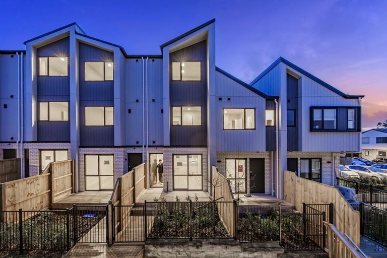 Photo of property in 17 Paetai Lane, Te Atatu Peninsula, 0610