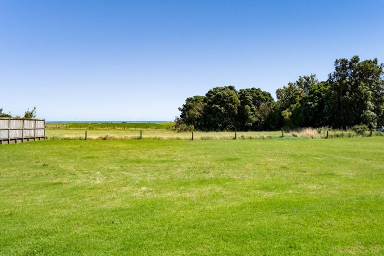 Photo of property in 25 Dolphin Parade, Bell Block, New Plymouth, 4312