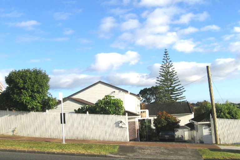 Photo of property in 1/8 Pupuke Road, Hillcrest, Auckland, 0627