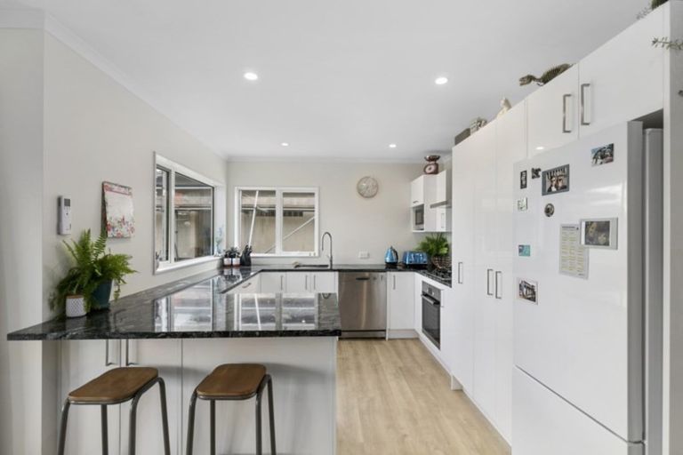 Photo of property in 7 Epic Way, Newlands, Wellington, 6037