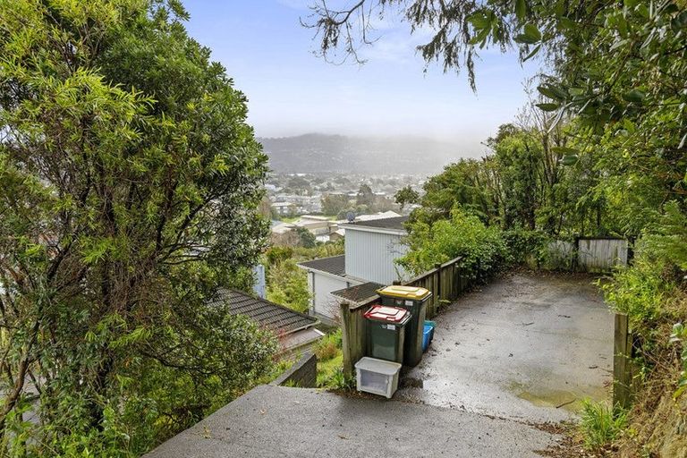 Photo of property in 33 Woodvale Grove, Fairfield, Lower Hutt, 5011