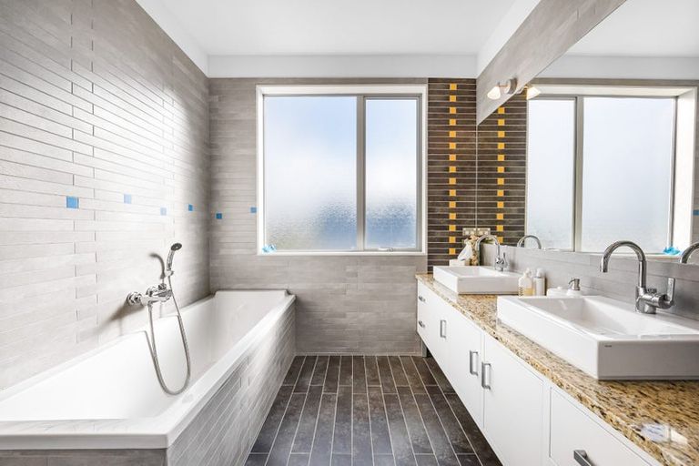 Photo of property in 127 Beach Road, Castor Bay, Auckland, 0620