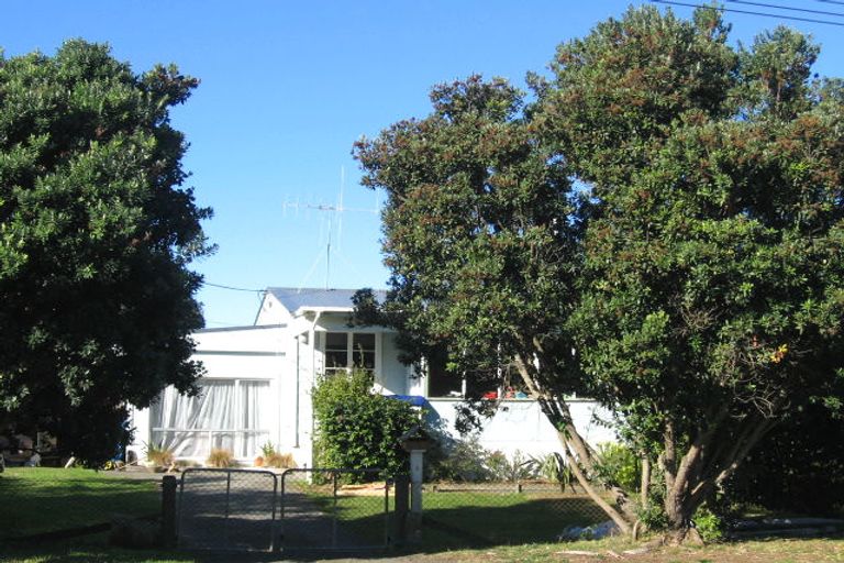 Photo of property in 8 Mahoe Street, Otaki Beach, Otaki, 5512