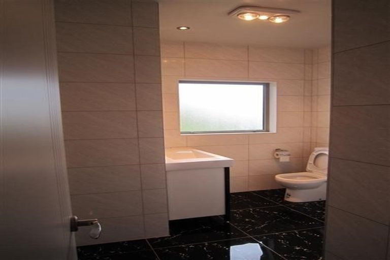 Photo of property in 36 Taipari Road, Te Atatu Peninsula, Auckland, 0610