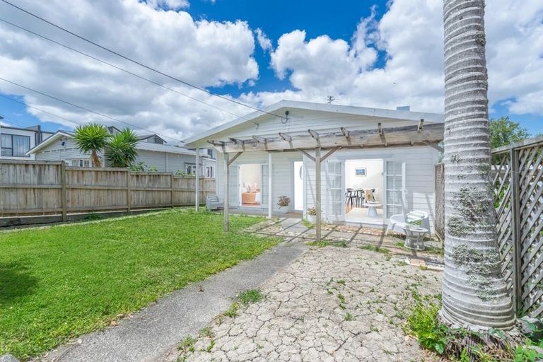 Photo of property in 3 Queen Mary Avenue, New Lynn, Auckland, 0600
