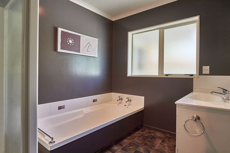 Photo of property in 48 Parnell Heights Drive, Kelvin Grove, Palmerston North, 4414