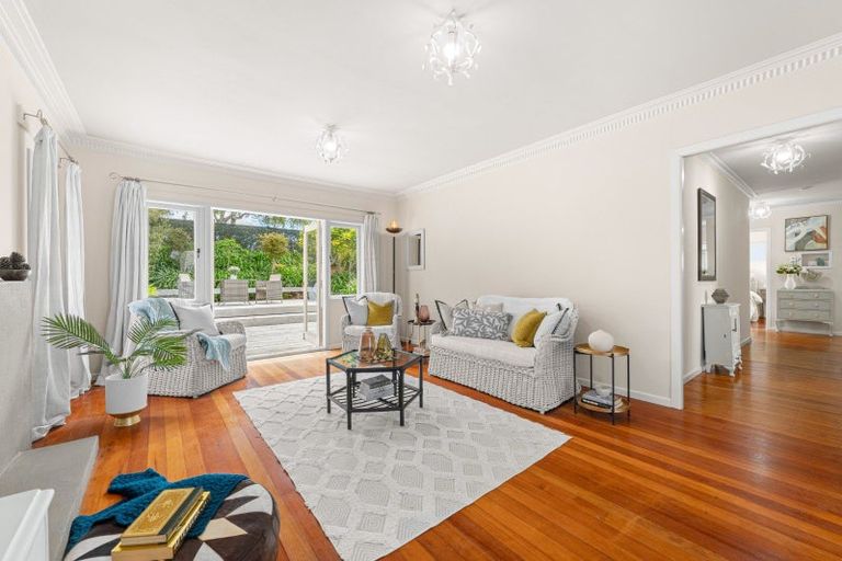 Photo of property in 33 Old Lake Road, Narrow Neck, Auckland, 0624