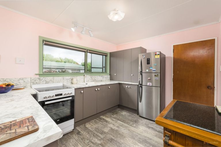 Photo of property in 92 Timaru Road, Waimate, 7924